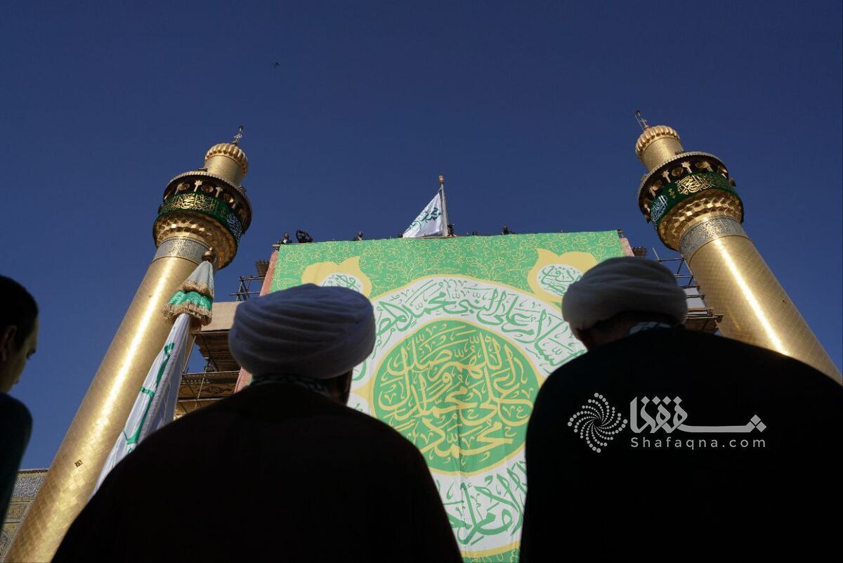 عکس/ برافراشته شدن پرچم پیامبر اکرم (ص) در حرم امام علی (ع) به مناسبت هفته صادقین