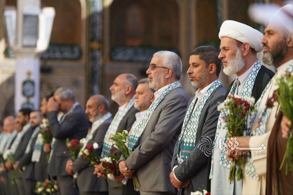 عکس/ برافراشته شدن پرچم پیامبر اکرم (ص) در حرم امام علی (ع) به مناسبت هفته صادقین
