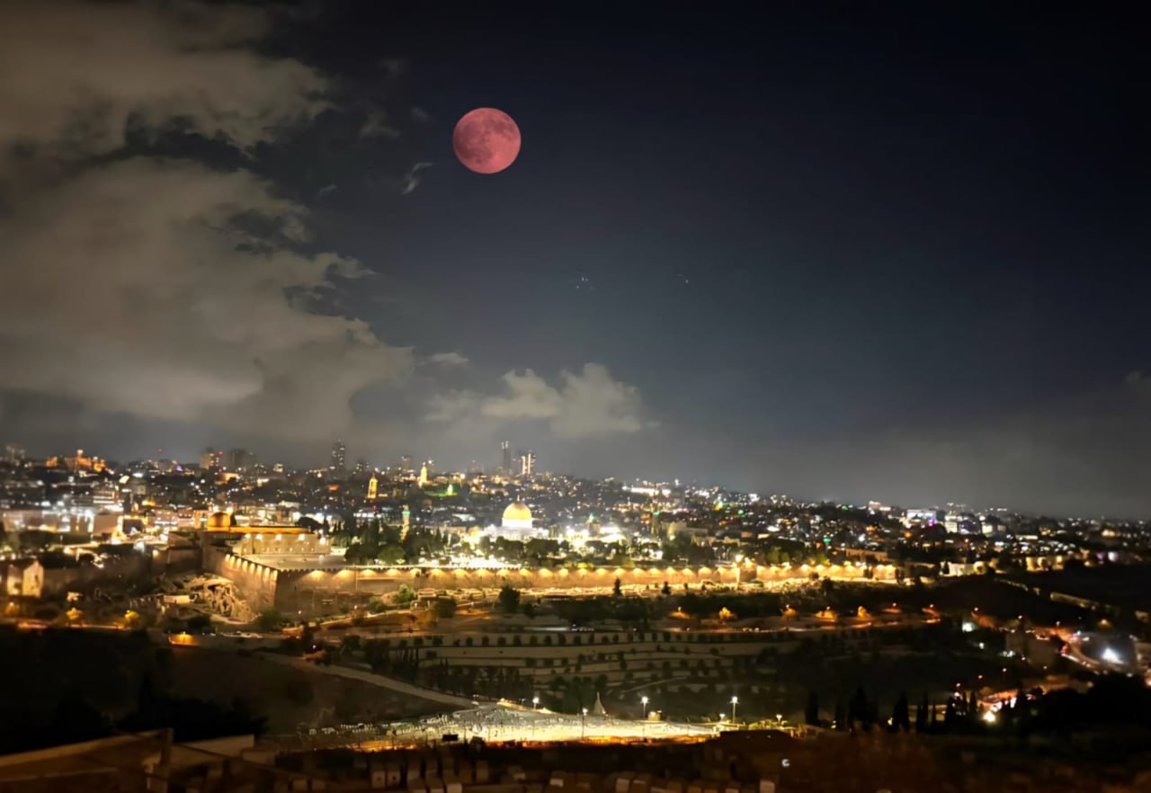 عکس/ تصویری از ماه گرفتگی شبِ گذشته بر فراز مسجدالاقصی 