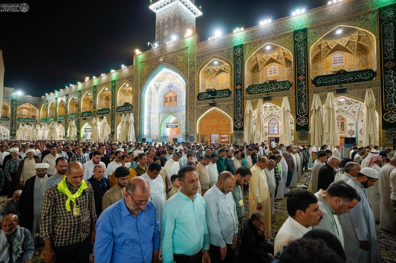 اقامه نماز آیات هم‌زمان با وقوع پدیده ماه گرفتگی در حرم مطهر امیرالمؤمنین(ع)