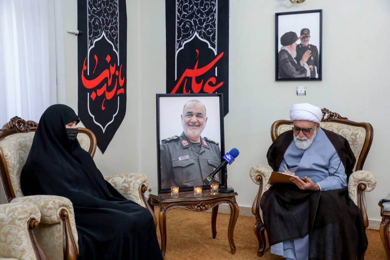 دیدار تولیت آستان قدس رضوی با خانواده‌های شهیدان جنگ ۱۲ روزه
