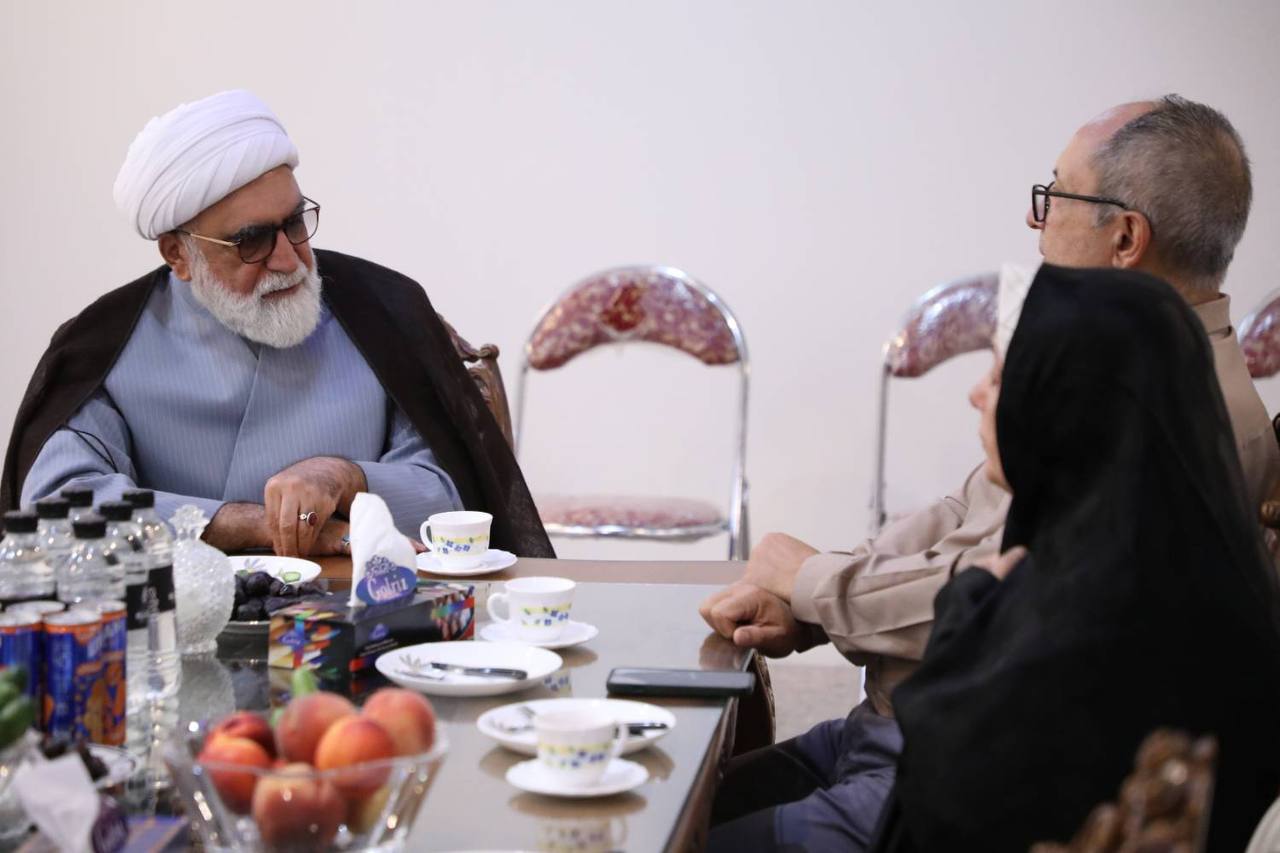 دیدار تولیت آستان قدس رضوی با خانواده‌های شهیدان جنگ ۱۲ روزه