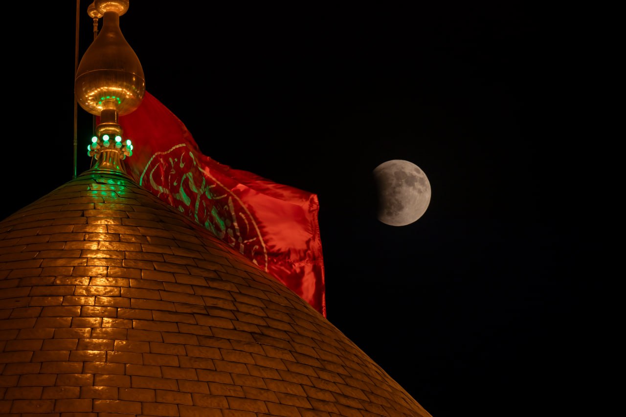 عکس/ تصاویری از ماه‌گرفتگی شب گذشته در آستان حضرت ابوالفضل‌العباس (ع)