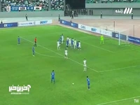 ضربه سر بازیکن ازبکستان خطرناک از روی دروازه ایران به بیرون رفت