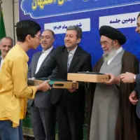 هدیه عمره مفرده به دانش‌آموزان تک‌رقمی کنکور در اصفهان