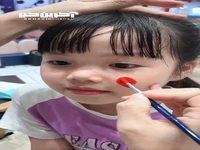طراحی توت فرنگی روی صورت دختربچه ها
