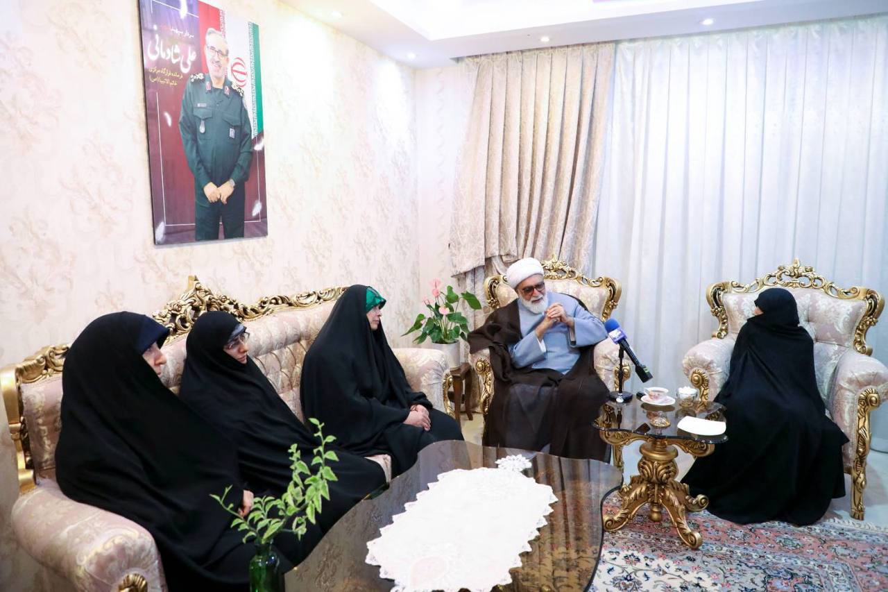 دیدار تولیت آستان قدس رضوی با خانواده‌های شهیدان جنگ ۱۲ روزه