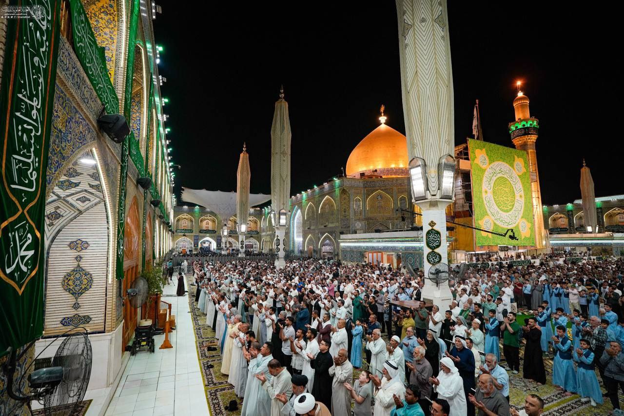 اقامه نماز آیات هم‌زمان با وقوع پدیده ماه گرفتگی در حرم مطهر امیرالمؤمنین(ع)