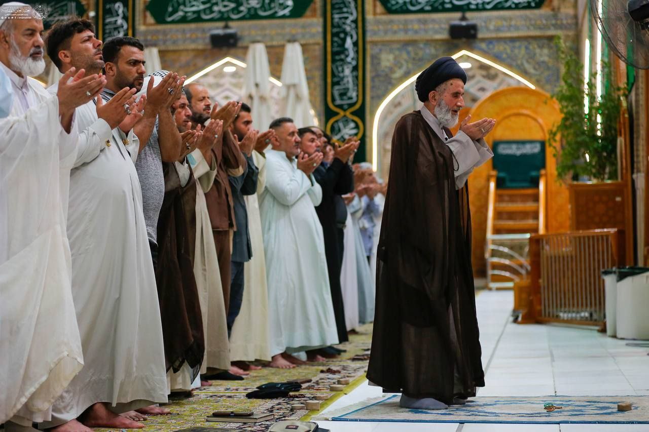 اقامه نماز آیات هم‌زمان با وقوع پدیده ماه گرفتگی در حرم مطهر امیرالمؤمنین(ع)
