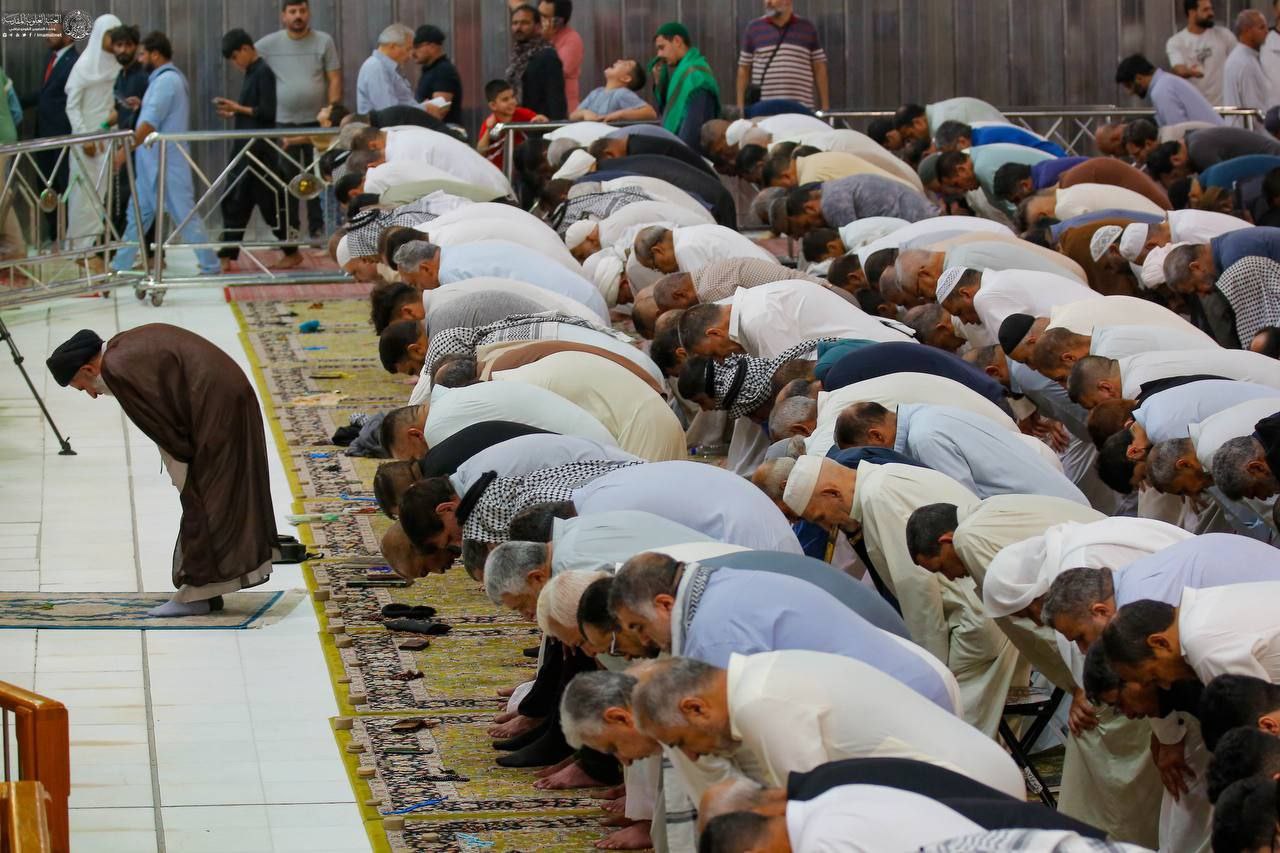 اقامه نماز آیات هم‌زمان با وقوع پدیده ماه گرفتگی در حرم مطهر امیرالمؤمنین(ع)