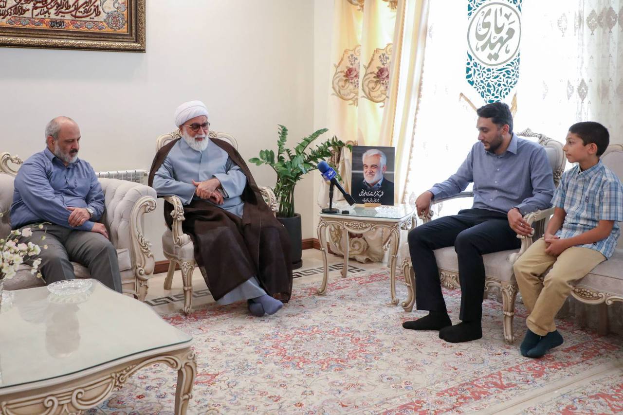 دیدار تولیت آستان قدس رضوی با خانواده‌های شهیدان جنگ ۱۲ روزه