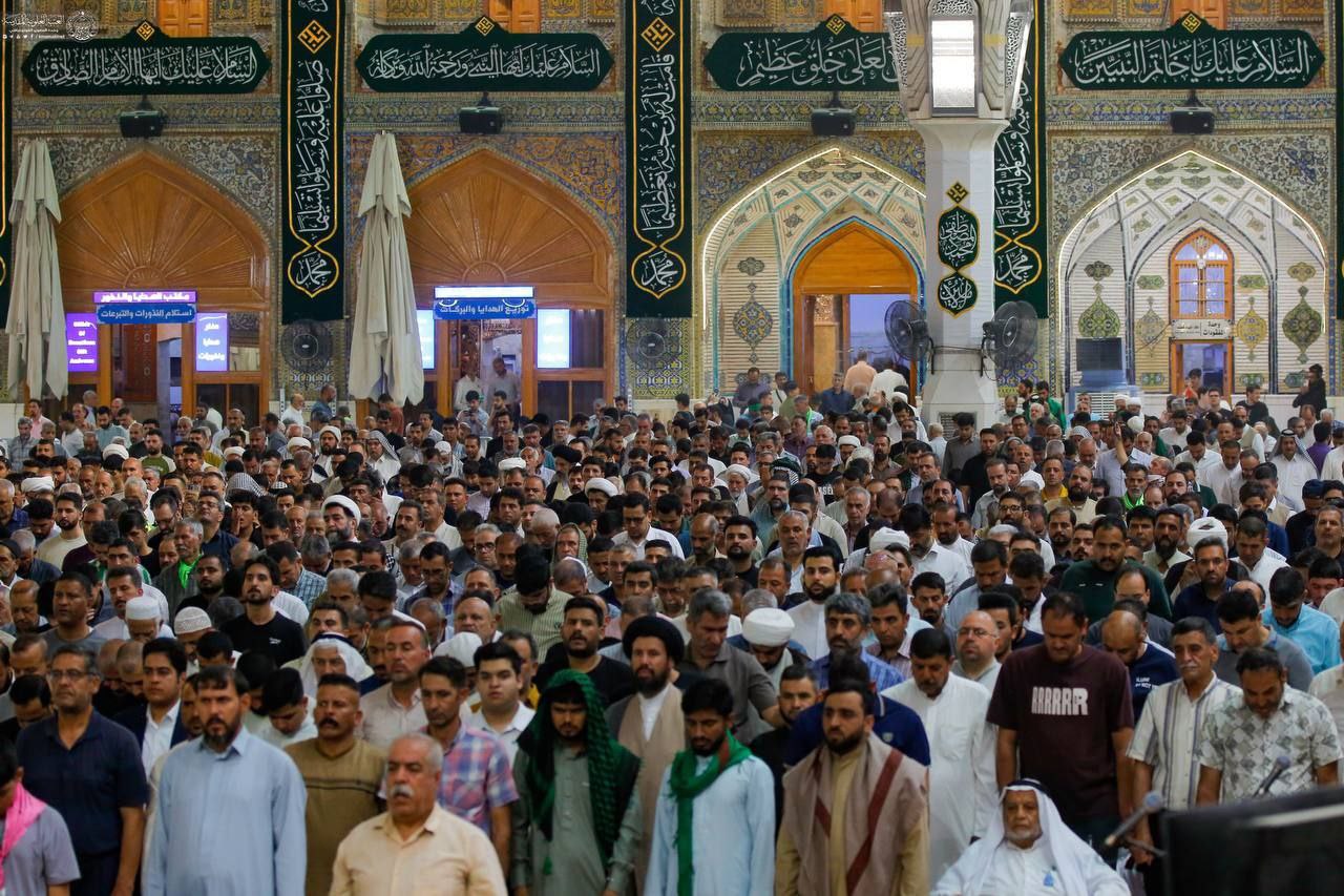 اقامه نماز آیات هم‌زمان با وقوع پدیده ماه گرفتگی در حرم مطهر امیرالمؤمنین(ع)
