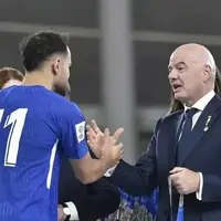 اورونوف و دریافت مدال کافا از رئیس فیفا