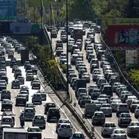 ترافیک پرحجم و سنگین در برخی از معابر و بزرگراه‌های پایتخت