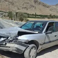 امدادرسانی به مصدوم انحراف و برخورد با گاردریل خودروی پژو