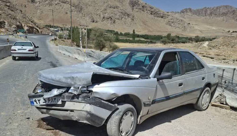 امدادرسانی به مصدوم انحراف و برخورد با گاردریل خودروی پژو