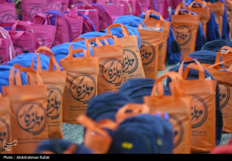 عکس/ توزیع ۴۰۰۰ بسته لوازم التحریر بین دانش آموزان نیازمند در همدان