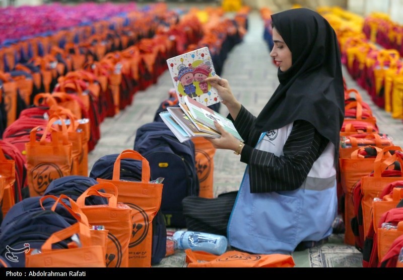 عکس/ توزیع ۴۰۰۰ بسته لوازم التحریر بین دانش آموزان نیازمند در همدان