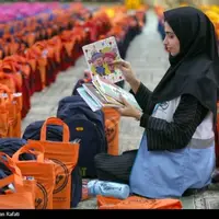 عکس/ توزیع ۴۰۰۰ بسته لوازم التحریر بین دانش آموزان نیازمند در همدان