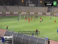 صحنه پنالتی مشکوک به سود داماش گیلان که داور اعتقادی به خطای پنالتی نداشت
