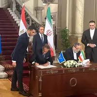 عکس/ لحظۀ ‌امضای شیوه‌نامۀ جدید همکاری ایران و آژانس توسط عراقچی و گروسی