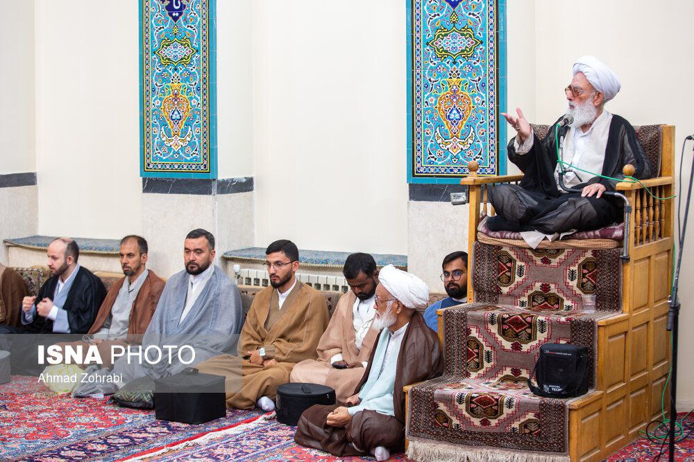  جشن و عمامه گذاری طلاب در روز میلاد پیامبر اکرم(ص) و امام جعفر صادق(ع)