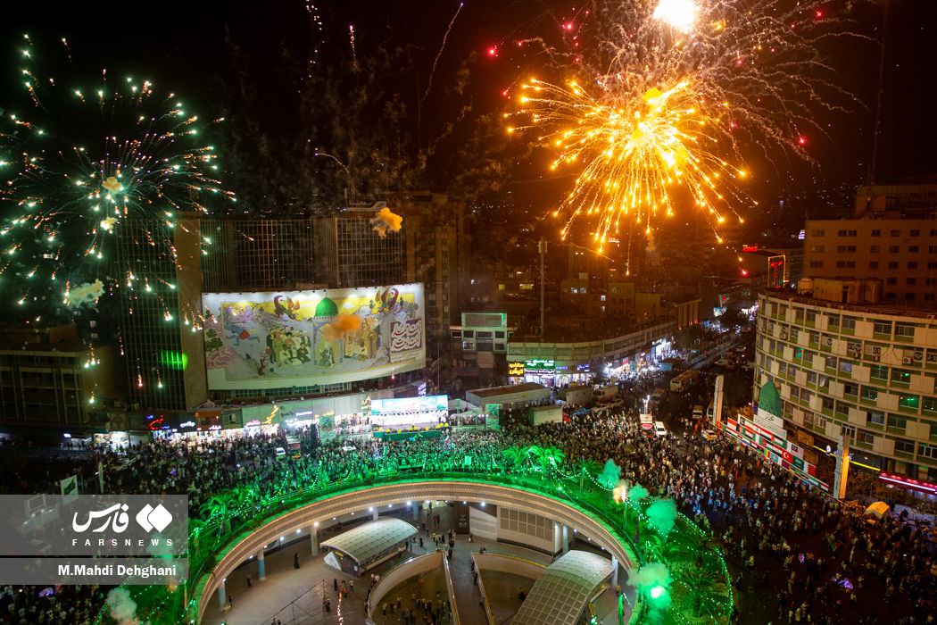 عکس/ میدان ولیعصر(عج) در جشن ولادت پیامبر(ص) نورباران شد