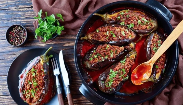 طرز تهیه بادمجان شکم‌پر؛ یک غذای حاضری و خوشمزه