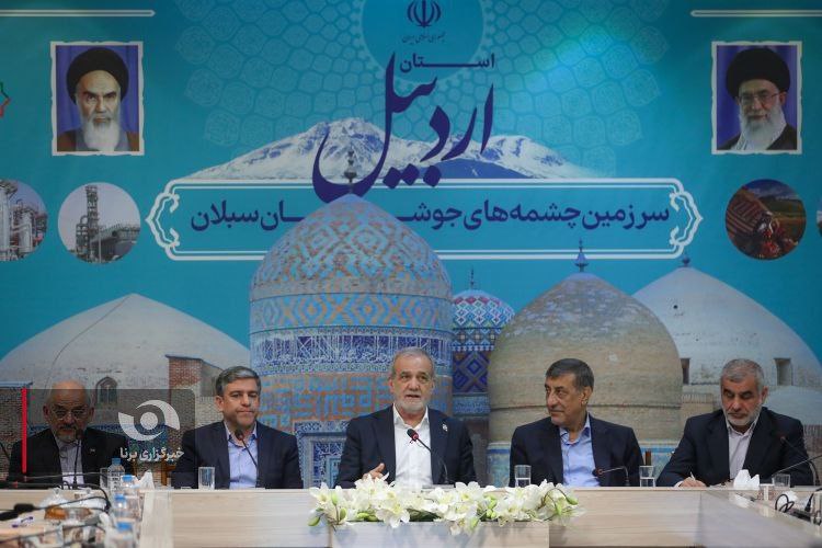 عکس/ نشست رئیس‌جمهور با سرمایه‌گذاران و فعالان اقتصادی استان اردبیل 