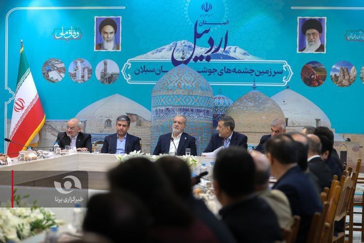 عکس/ نشست رئیس‌جمهور با سرمایه‌گذاران و فعالان اقتصادی استان اردبیل 