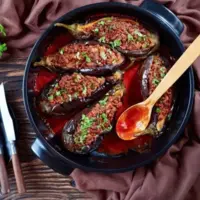 طرز تهیه بادمجان شکم‌پر؛ یک غذای حاضری و خوشمزه