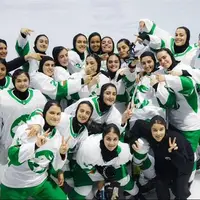 حضور دو بازیکن هاکی روی یخ جوانان دختر در لیگ مجارستان