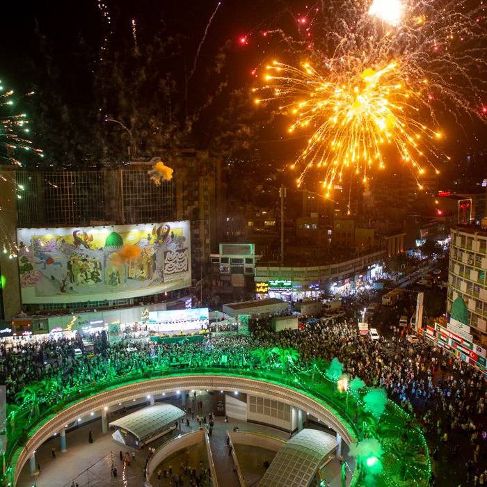  نورافشانی به مناسبت جشن میلاد پیامبر اکرم(ص) در میدان ولیعصر تهران