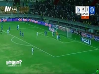 موقعیت عالی گلزنی برای استقلال که ضربه احمدی به تیر دروازه برخورد کرد