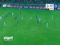 پس از بررسی VAR، حمید بوحمدان با دریافت کارت زرد دوم از زمین اخراج شد