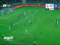 ضربه سر محمدرضا آزادی از بالای دروازه استقلال خوزستان به بیرون رفت