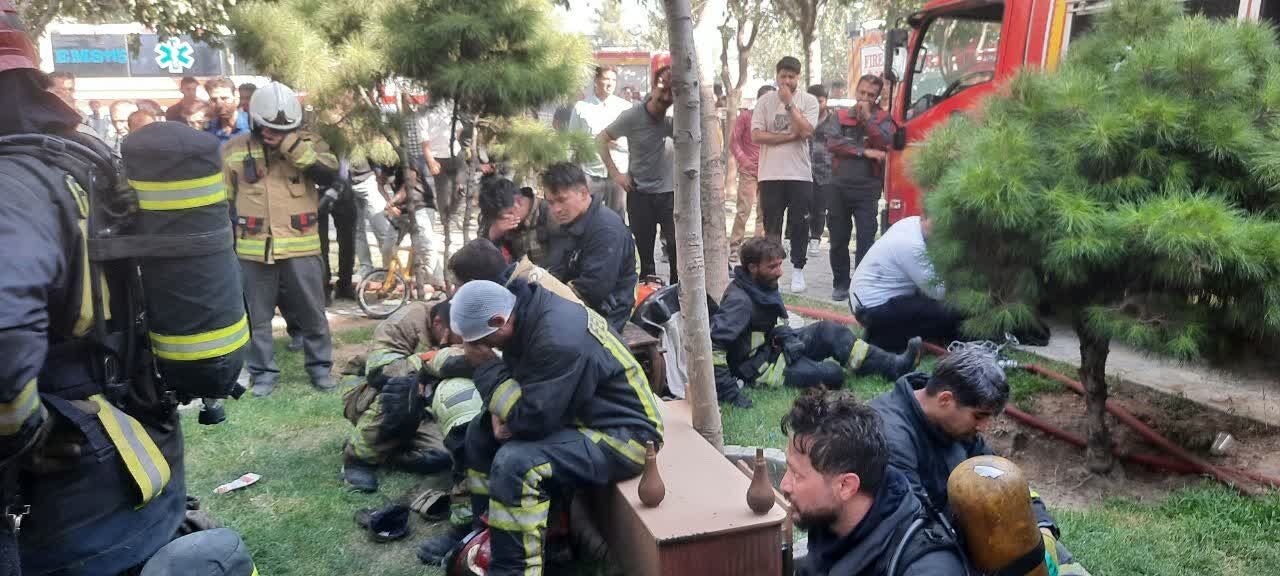 حریق گسترده در مشهد؛ یک آتش‌نشان جان باخت