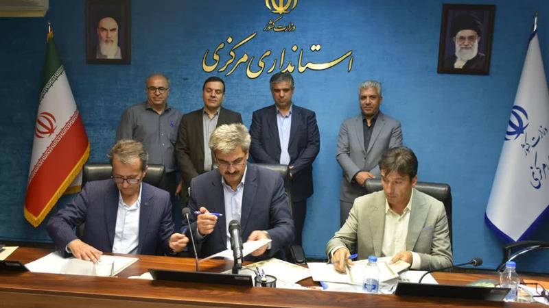 تفاهم‌نامه سه‌جانبه توسعه نیروگاه‌های خورشیدی بامی در اراک امضا شد