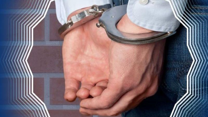 دستگیری کلاهبردار اسکیمری در قالب روزنامه فروش در فردیس/ رمز بانکی را فریاد نزنید