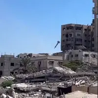 لحظه بمباران خانه‌ای در محله الرمال در غرب شهر غزه توسط صهیونیست‌ها