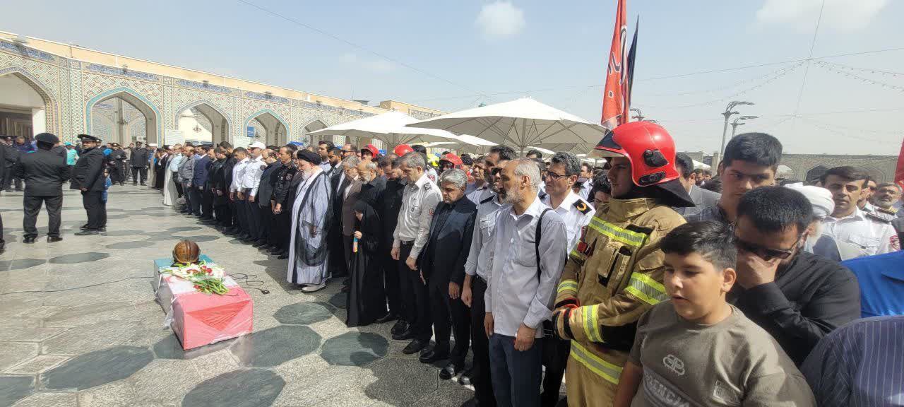 عکس/ تشییع و اقامه نماز بر پیکر مطهر "شهید آتش‌نشان رضا فخریان " 