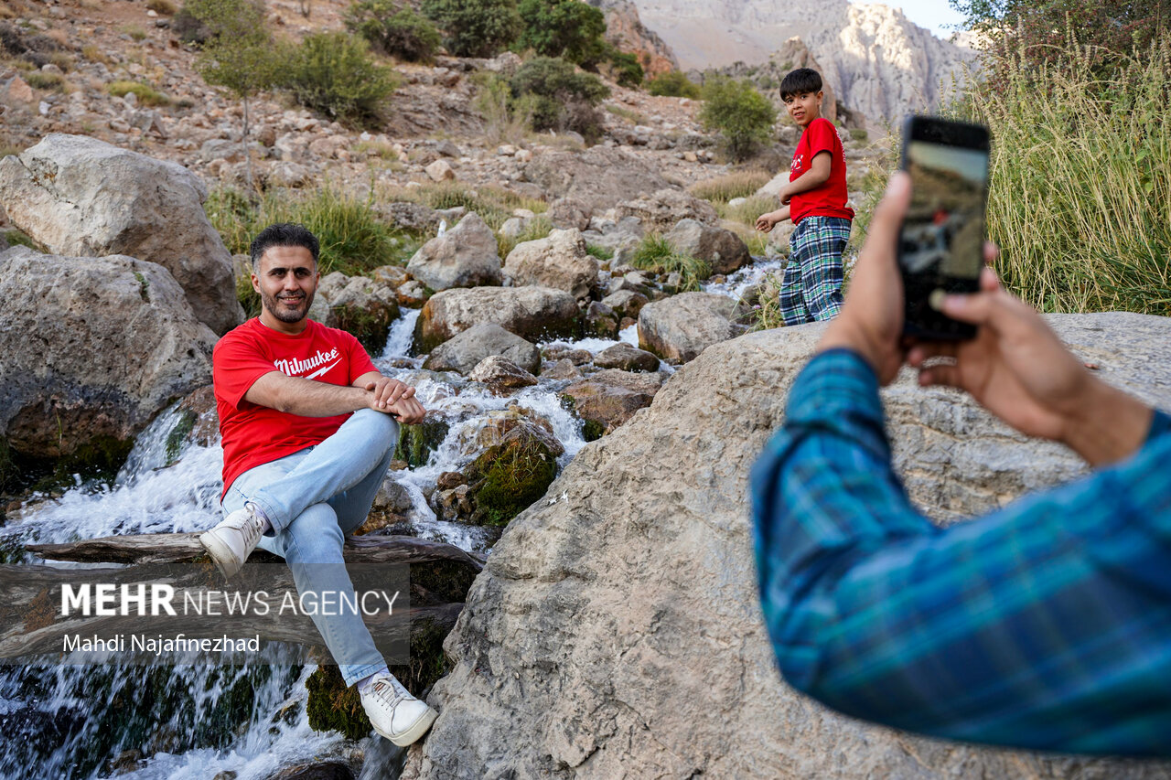 میزبانی چشمه میشی سی‌سخت از گردشگران
