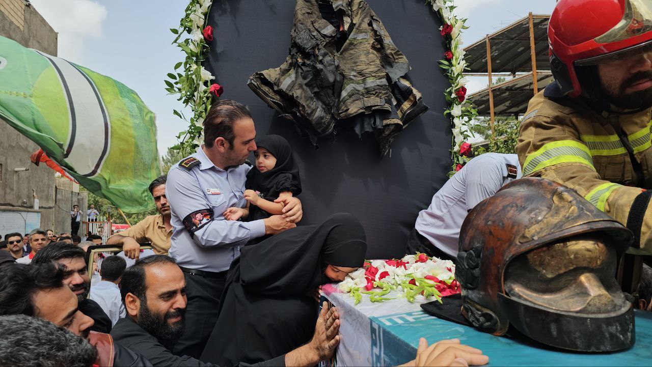 گزارش تصویری از وداع همکاران با شهید آتش‌نشان رضا فخریان