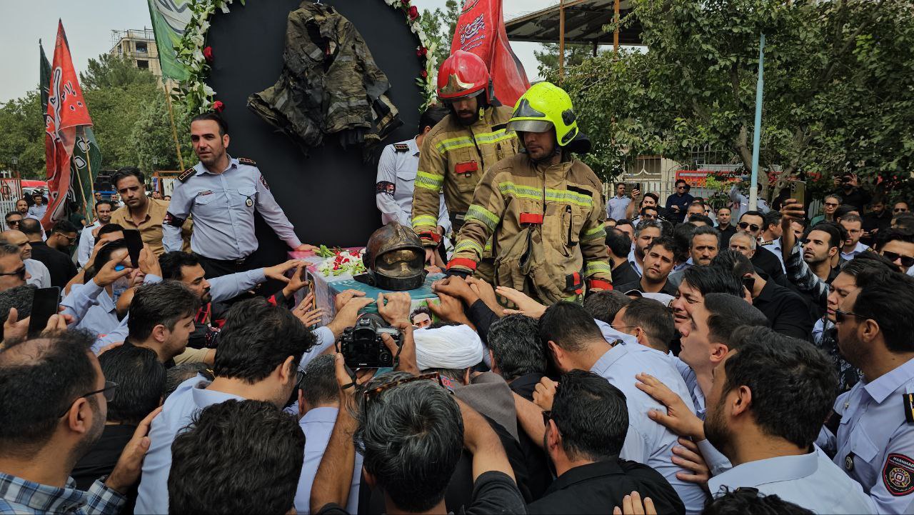 گزارش تصویری از وداع همکاران با شهید آتش‌نشان رضا فخریان
