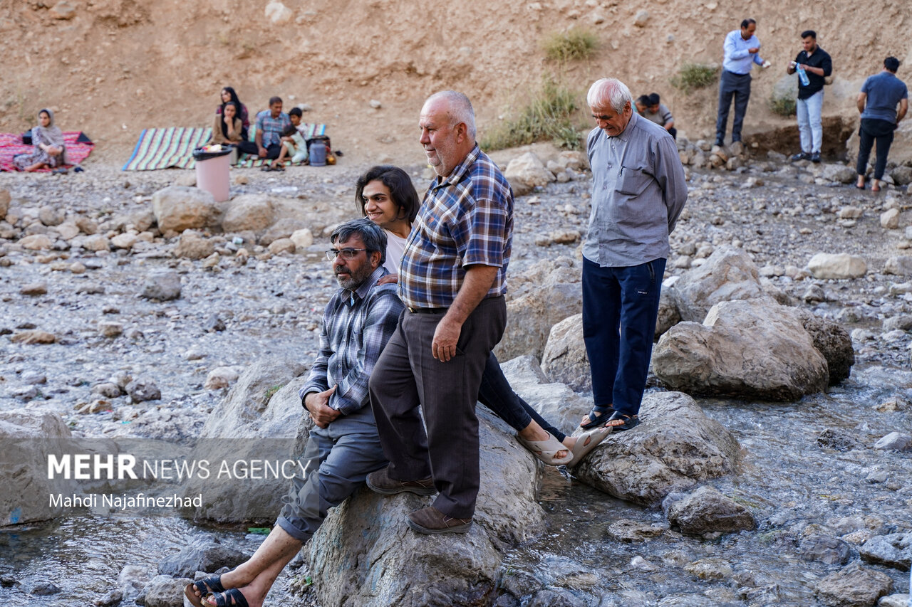 میزبانی چشمه میشی سی‌سخت از گردشگران