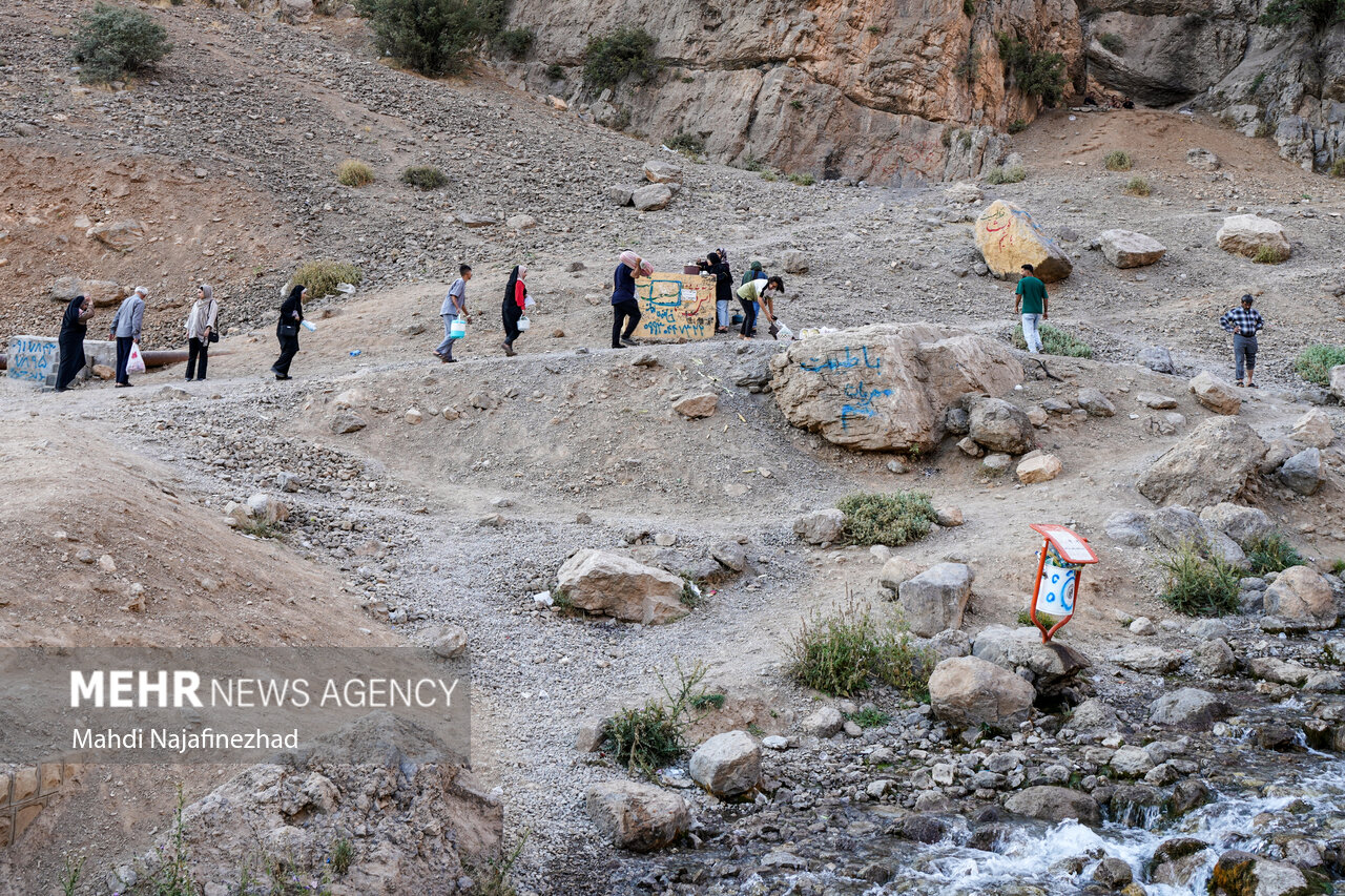 میزبانی چشمه میشی سی‌سخت از گردشگران