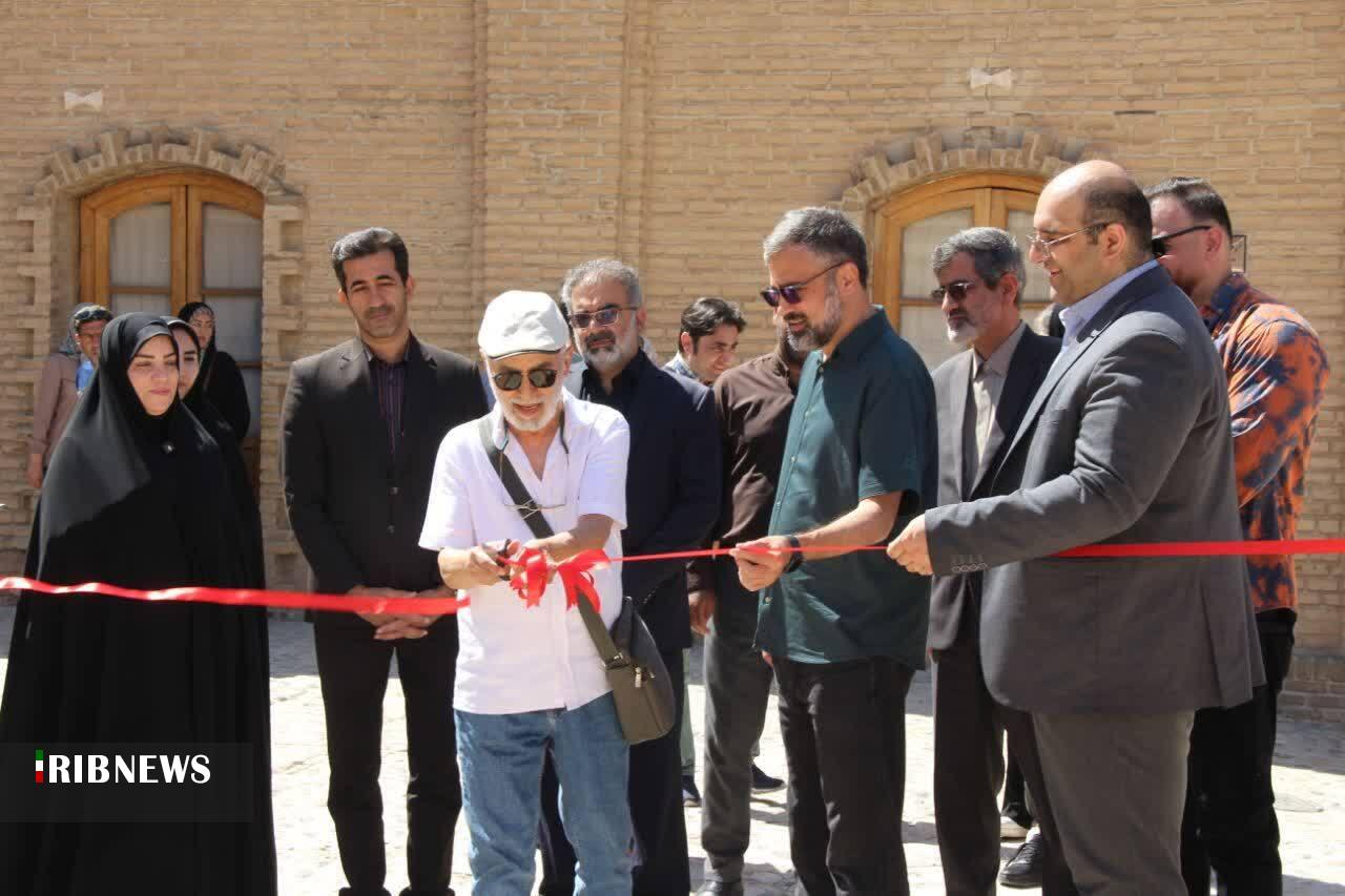  گشایش نمایشگاه آثار کاریکاتوریست‌های چهره جهان در لرستان