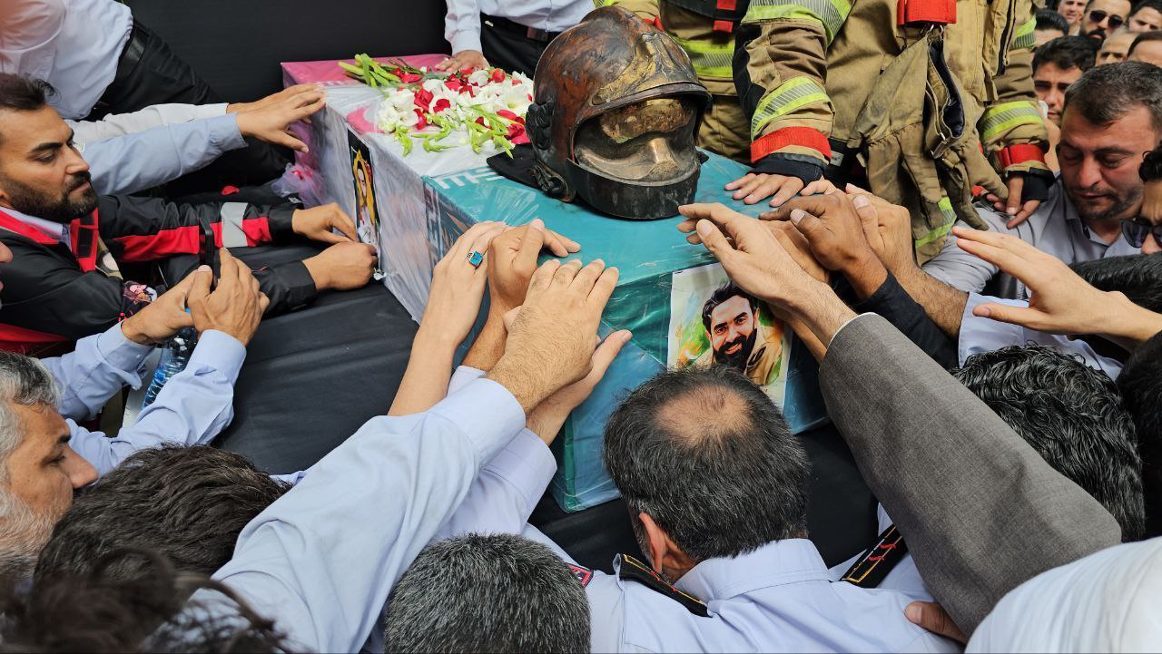 گزارش تصویری از وداع همکاران با شهید آتش‌نشان رضا فخریان