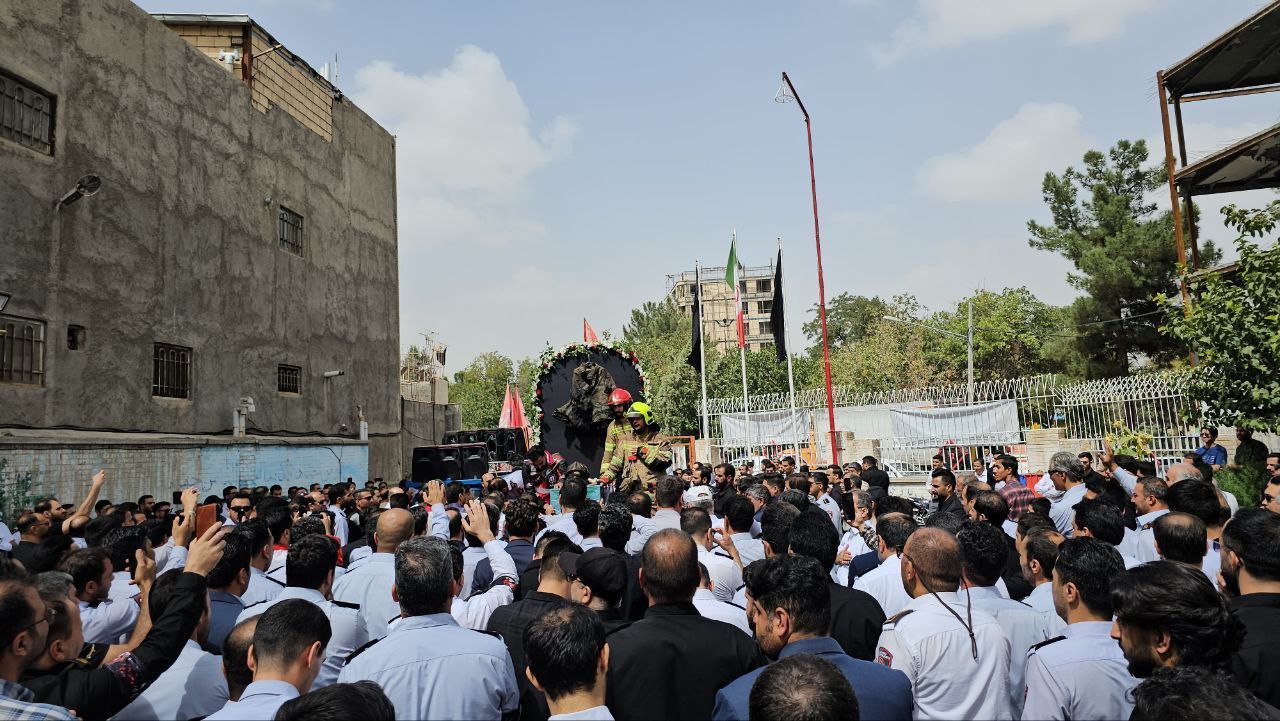 گزارش تصویری از وداع همکاران با شهید آتش‌نشان رضا فخریان