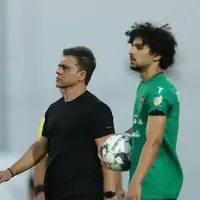 شمس آذر، بیگانه با تسلیم شدن